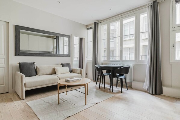 TV, stereo - Blueground | Auteuil, nr river, offices & shops (Paris)