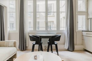 Interior - Blueground | Auteuil, nr river, offices & shops (Paris)
