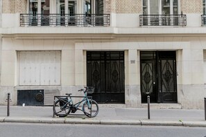 Exterior detail - Blueground | Auteuil, nr river, offices & shops (Paris)
