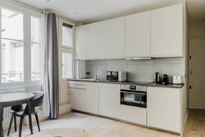 Kjøleskap, mikrobølgeovn, ovn og kokeplater