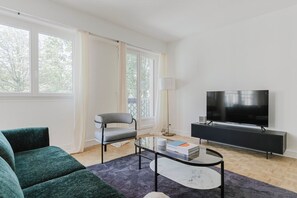 TV, stereo - Blueground | Pereire, elevator, near Porte Mailot (Paris)
