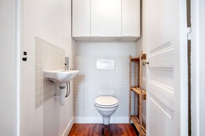 Secador de pelo, toallas