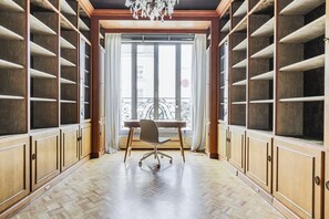 Ein Zimmer mit Holzausstattung, einem Schreibtisch und einem Stuhl.