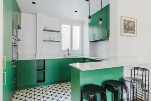 Kühlschrank, Mikrowelle, Ofen, Herdplatte