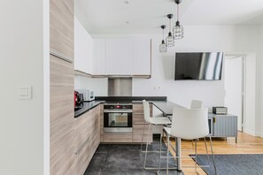 Kühlschrank, Mikrowelle, Ofen, Herdplatte