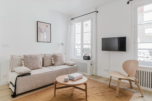 TV, stereo - Blueground | Batignolles, washer, nr markets (Paris)