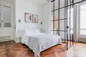 2 bedrooms, iron/ironing board, WiFi, bed sheets - Blueground | Monceau, washer, near garden (Paris)