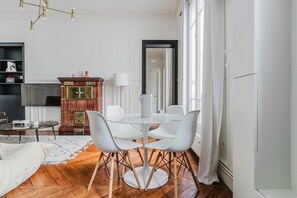 Dining - Blueground | Monceau, washer, near garden (Paris)