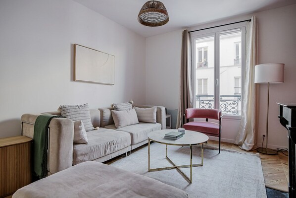 TV, stereo - Blueground | Champs Elysees, nr attractions (Paris)