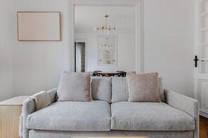 TV, stereo - Blueground | Porte Dauphine, elevator & washer (Paris)