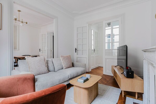 TV, stereo - Blueground | Porte Dauphine, elevator & washer (Paris)