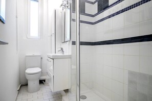 Hair dryer, towels - Blueground | Miromesnil, nr shops & green space (Paris)