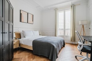 3 bedrooms, iron/ironing board, WiFi, bed sheets - Blueground | Miromesnil, nr shops & green space (Paris)
