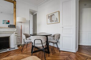 Dining - Blueground | Miromesnil, nr shops & green space (Paris)