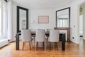 Dining - Blueground | Ternes, near shops & attractions (Paris)