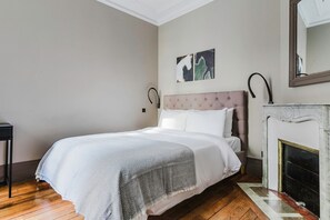 2 عدّة غرف نوم ومكواة/لوح كي وواي فاي وملاءات أسرّة