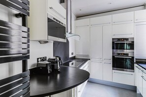 ثلاجة، ميكروويف، فرن، موقد طهي مسطح