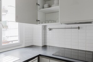 Fridge, microwave, oven, stovetop - Blueground | Ternes, fully furnished, washer (Paris)