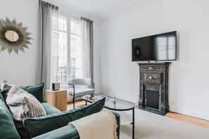 TV, stereo - Blueground | Ternes, fully furnished, washer (Paris)