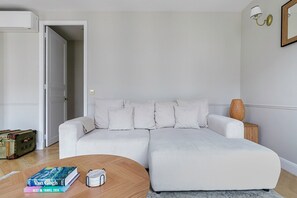 TV, stereo - Blueground | Opera, washer (Paris)