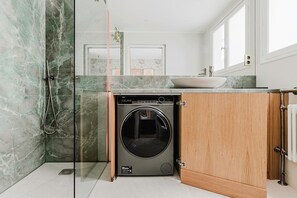 Hair dryer, towels - Blueground | Opera, washer (Paris)
