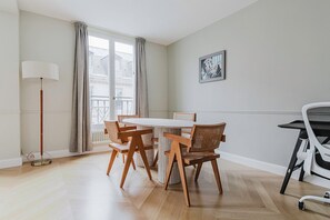 Dining - Blueground | Opera, washer (Paris)