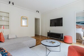 TV, stereo - Blueground | Saint Germain des Pres, nr garden (Paris)