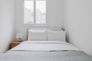 2 habitaciones, tabla de planchar con plancha, wifi y ropa de cama 
