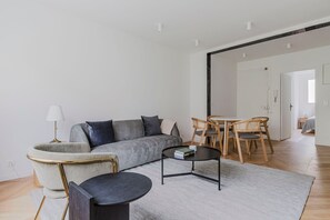 Een televisie en een stereo