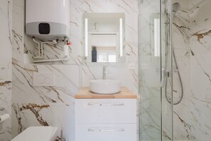 Sèche-cheveux, serviettes fournies