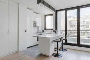 Fridge, microwave, oven, stovetop - Blueground | Pont de Neuilly, nr dining & shops (Paris)