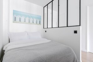 1 bedroom, iron/ironing board, WiFi, bed sheets - Blueground | Pont de Neuilly, nr dining & shops (Paris)