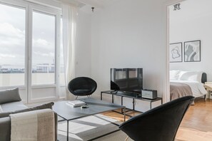 2 bedrooms, iron/ironing board, WiFi, bed sheets - Blueground | Trocadero, washer, nr embassies (Paris)