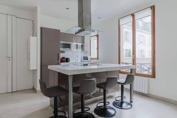 Frigorífico, microondas, horno y placa de cocina