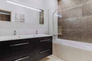 Hair dryer, towels - Blueground | Odéon, walk to Paris attractions (Paris)