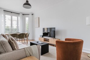 Télévision, chaîne hi-fi