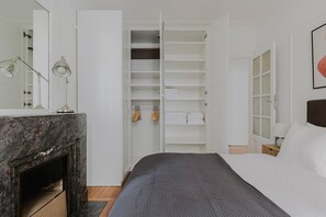 2 bedrooms, iron/ironing board, WiFi, bed sheets - Blueground | Batignolles 2bd apartment (Paris)
