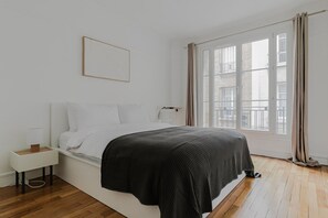 2 bedrooms, iron/ironing board, WiFi, bed sheets - Blueground | Batignolles 2bd apartment (Paris)