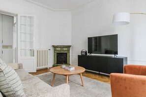 TV, stereo - Blueground | Batignolles 2bd apartment (Paris)