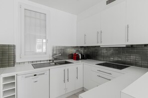 Réfrigérateur, four à micro-ondes, un four, surface de cuisson