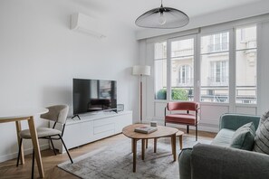 TV, stereo - Blueground | Passy, elevator & w/d, nr shops (Paris)