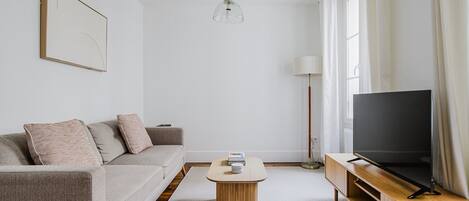 Una televisión, un reproductor estéreo