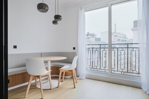 Dining - Blueground | Champs Elysees, doorman, nr Eiffel (Paris)