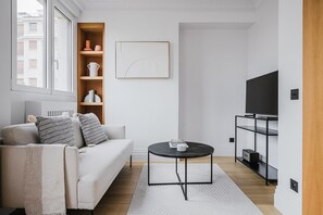 TV, stereo - Blueground | Champs Elysees, doorman, nr Eiffel (Paris)