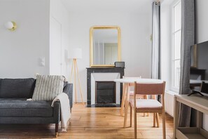 TV, stereo - Blueground | Jardin, elevator & w/d, nr Panthéon (Paris)