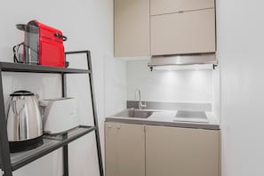 Geladeira, micro-ondas, fogão, cooktop