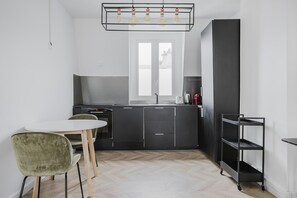 Réfrigérateur, micro-ondes, four, plaque de cuisson