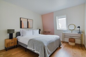 4 bedrooms, iron/ironing board, WiFi, bed sheets