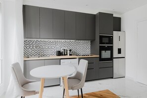 Fridge, microwave, oven, stovetop - Blueground | Jardin, elevator & w/d, nr Panthéon (Paris)