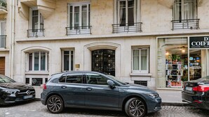 A two-story building with a cobblestone street. - Blueground | Auteuil, washer, nr Monceau Park (Paris)